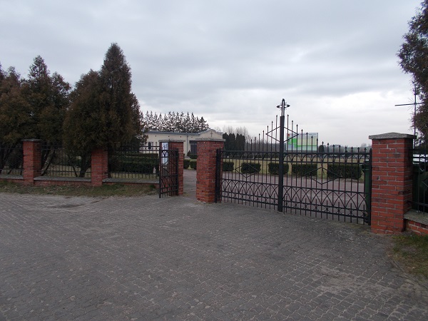 zdjęcie przedstawiające bramę główną cmentarza